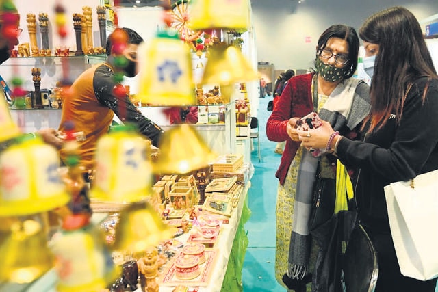 Delhiites visit the 40th India International Trade Fair keeping in mind the Covid-19 safety protocols. (Photo Sanchit Khanna/HT) Delhiites visit the 40th India International Trade Fair keeping in mind the Covid-19 safety protocols. (Photo Sanchit Khanna/HT)