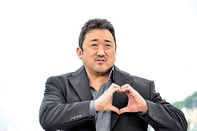 Lee makes the universal symbol of love (Corbis via Getty Images)