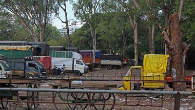 Transport vehicles parked at Marketyard in Pune, on Wednesday. Traders, middlemen, tempo drivers and workers’ unions have opposed parking charges for commercial vehicles at APMC Pune and given an ultimatum till November 19 to withdraw the new charges or will call for market closure strike from November 21. (RAVINDRA JOSHI/HT) Transport vehicles parked at Marketyard in Pune, on Wednesday. Traders, middlemen, tempo drivers and workers’ unions have opposed parking charges for commercial vehicles at APMC Pune and given an ultimatum till November 19 to withdraw the new charges or will call for market closure strike from November 21. (RAVINDRA JOSHI/HT)