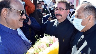 Lok Sabha Speaker Om Birla being welcomed by Himachal Pradesh chief minister Jai Ram Thakur and state legislative assembly speaker Vipin Singh Parmar (centre) with a bouquet as he arrives to attend the 82nd All-India Presiding Officers’ Conference in Shimla on Wednesday. (ANI) Lok Sabha Speaker Om Birla being welcomed by Himachal Pradesh chief minister Jai Ram Thakur and state legislative assembly speaker Vipin Singh Parmar (centre) with a bouquet as he arrives to attend the 82nd All-India Presiding Officers’ Conference in Shimla on Wednesday. (ANI)