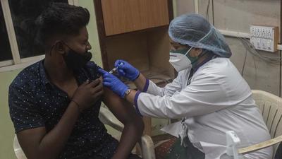 Pune, India - Oct. 26, 2021: A student of Mamasaheb Mohol College gets Covid-19 vaccination jab during a vaccination drive held at the college campus at Kothrud in Pune, India, on Tuesday, October 26, 2021. The Pune Municipal Corporation (PMC) started with the college vaccination drive for the not vaccinated students and those vaccinated with a single jab against Covid-19 at various campuses. (Photo by Pratham Gokhale/Hindustan Times) (Pratham Gokhale/HT Photo) Pune, India - Oct. 26, 2021: A student of Mamasaheb Mohol College gets Covid-19 vaccination jab during a vaccination drive held at the college campus at Kothrud in Pune, India, on Tuesday, October 26, 2021. The Pune Municipal Corporation (PMC) started with the college vaccination drive for the not vaccinated students and those vaccinated with a single jab against Covid-19 at various campuses. (Photo by Pratham Gokhale/Hindustan Times) (Pratham Gokhale/HT Photo)
