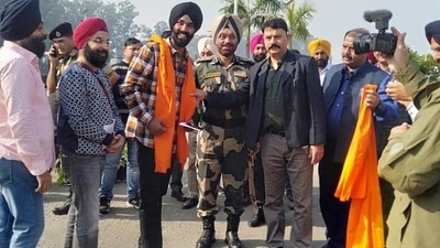 Members of the first jatha of Sikh pilgrims arriving in Pakistan through the Kartarpur Sahib Corridor being welcomed with a ‘siropa (robe of honour)’ en route Gurdwara Darbar Sahib in Narowal district of Pakistan on Wednesday. (HT Photo) Members of the first jatha of Sikh pilgrims arriving in Pakistan through the Kartarpur Sahib Corridor being welcomed with a ‘siropa (robe of honour)’ en route Gurdwara Darbar Sahib in Narowal district of Pakistan on Wednesday. (HT Photo)
