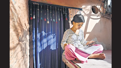 ASER survey cautioned that smartphone availability didn’t necessarily translate into access to education. (Sanchit Khanna/HT PHOTO)