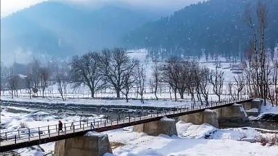 Gulmarg, Jammu and Kashmir: Besides being one of the most sought-after hill stations of Jammu and Kashmir, known for its floral beauty, cold weather and natural scenery, Gulmarg also offers a plethora of mouth-smacking authentic Kashmiri cuisine. (Live Hindustan)