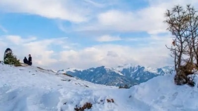 Patnitop: Famously knownh as one of the coldest places in India, Patnitop is situated in the Shivalik range. Located at an altitude of 2,024 m, Patnitop is surrounded with exquisite pine forests. (Live Hindustan)