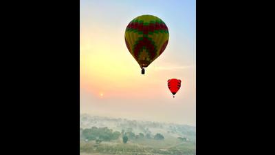 The hot-air balloon festival began on the banks of the Ganga in Varanasi on Wednesday. (HT Photo) The hot-air balloon festival began on the banks of the Ganga in Varanasi on Wednesday. (HT Photo)