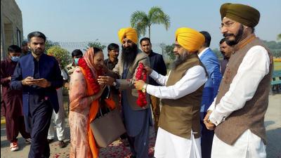 The first batch of pilgrims from the Indian side being welcomes by office-bearers of Pakistan Sikh Gurdwara Parbandhak Committee upon their arrival on the other side of the border. The first batch of pilgrims from the Indian side being welcomes by office-bearers of Pakistan Sikh Gurdwara Parbandhak Committee upon their arrival on the other side of the border.