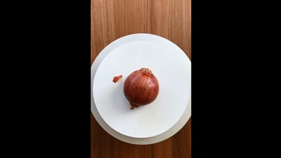 The image of the ‘onion’ is taken from the video. (Instagram/@sideserfcakes)