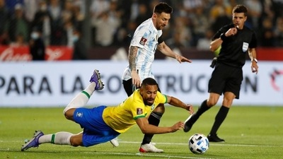 Argentina's Lionel Messi in action with Brazil's Matheus Cunha&nbsp; (REUTERS)