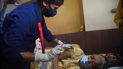 Since July, Brihanmumbai Municipal Corporation (BMC) has vaccinated 8,672 bedridden patients in the city, of whom 3,918 are fully inoculated till November 17. (HT PHOTO) Since July, Brihanmumbai Municipal Corporation (BMC) has vaccinated 8,672 bedridden patients in the city, of whom 3,918 are fully inoculated till November 17. (HT PHOTO)