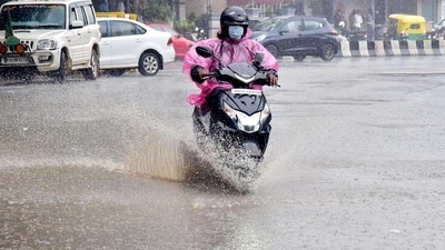 Continuous spells of rain in Bengaluru has led to many potholes on the city roads. (HT_PRINT) Continuous spells of rain in Bengaluru has led to many potholes on the city roads. (HT_PRINT)