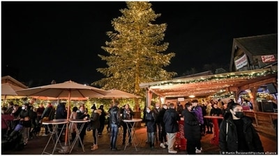 Germany's Christmas markets will see visitors wearing masks and limited numbers, in stark contrast to the 2019 festivities (Martin Meissner/AP/picture alliance ) Germany's Christmas markets will see visitors wearing masks and limited numbers, in stark contrast to the 2019 festivities (Martin Meissner/AP/picture alliance )
