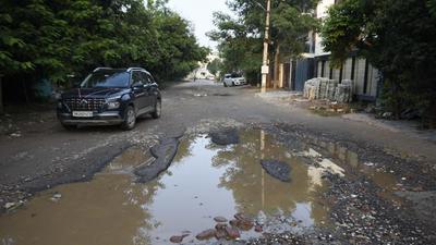 With the new machines, it will be possible to ensure potholes are filled as soon as they are noticed--which is of extreme importance during the monsoon season. (HT Archive) With the new machines, it will be possible to ensure potholes are filled as soon as they are noticed--which is of extreme importance during the monsoon season. (HT Archive)