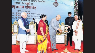 President Ram Nath Kovind lighting a lamp at the inauguration ceremony of Sui, a model village in district Bhiwani of Haryana, on Wednesday. (Manoj Dhaka/HT) President Ram Nath Kovind lighting a lamp at the inauguration ceremony of Sui, a model village in district Bhiwani of Haryana, on Wednesday. (Manoj Dhaka/HT)