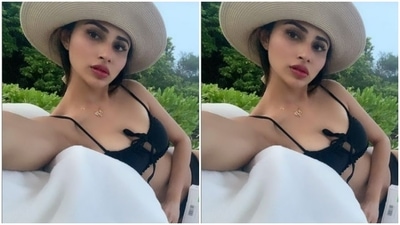 Mouni chose a black bikini to flaunt her perfect beach body. (Instagram/@imouniroy)