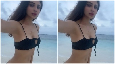 Mouni posed for a selfie against the sprawling blue waters of the sea. (Instagram/@imouniroy)