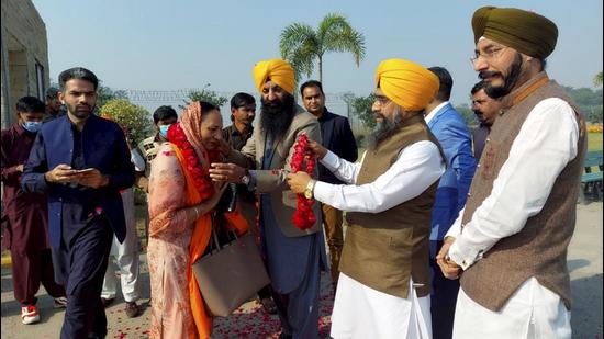 The first batch of pilgrims from the Indian side being welcomes by office-bearers of Pakistan Sikh Gurdwara Parbandhak Committee upon their arrival on the other side of the border.