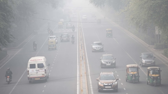Smog and pollution on Tilak Marg, near Supreme Court in New Delhi.(Arvind Yadav/ Hindustan Times)