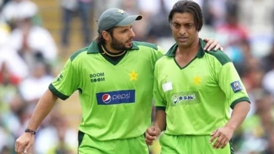 Former Pakistan cricketer Shahid Afridi and Shoaib Akhtar&nbsp;(Reuters/File)