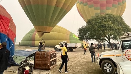 Hot air balloons being set up for the three-day festival in Varanasi.(HT Photo) Hot air balloons being set up for the three-day festival in Varanasi.(HT Photo)
