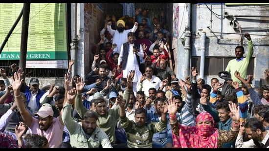 Accusing the government of discrimination against contractual employees of the Ludhiana MC by not involving them in the list of 36,000 employees to be regularised in the state, the union leaders stated that the protest will continue till their demand is met. (HT Photo)