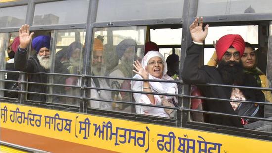 Sikh pilgrims leaving for Pakistan from Golden Temple in Amritsar on Wednesday. The pilgrims will celebrate the 552nd Prakash Purb (birth anniversary) of Sikhism founder Guru Nanak Dev at his birthplace at Nankana Sahib on November 19. (Sameer Sehgal/HT)