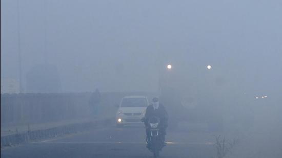 The air quality index for Ludhiana had dived into the ‘very-poor’ category due to stubble burning, bursting of fire crackers during the festive season and weather conditions conducive to formation of smog. (HT PHOTO )