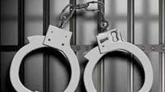 The accused were booked under sections of the Narcotics Drugs and Psychotropic Substances (NDPS) Act for possessing and peddling heroin at the Sidhwan Bet police station in Ludhiana. (HT PHOTO )
