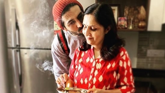 Kartik Aaryan with his mother.&nbsp;