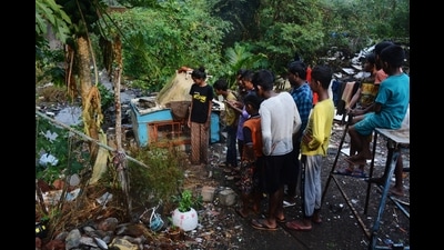 Manpada residents in Thane at the spot where a girl claimed to have sighted a leopard. (PRAFUL GANGURDE/HT PHOTO)