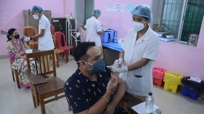 Beneficiaries getting their vaccination against Covid at Thane District Nursing Training College in Thane on Thursday. (PRAFUL GANGURDE/HT PHOTO) Beneficiaries getting their vaccination against Covid at Thane District Nursing Training College in Thane on Thursday. (PRAFUL GANGURDE/HT PHOTO)