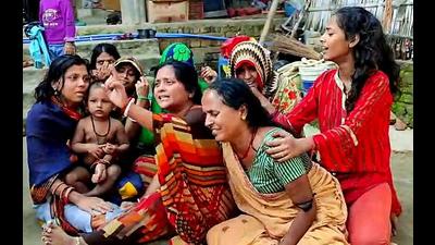 Family members mourn the death of journalist and RTI activist Buddhinath Jha in Madhubani on November 14. (ANI)
