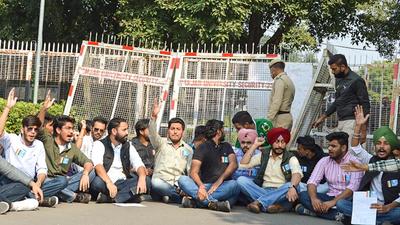 NSUI members protesting outside the PU vice- chancellor’s office in Chandigarh on Thursday. (Gurtej Singh/HT) NSUI members protesting outside the PU vice- chancellor’s office in Chandigarh on Thursday. (Gurtej Singh/HT)