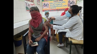 A beneficiary taking Covid vaccine in Uttar Pradesh. The active cases are again rising in the state. (HT FILE PHOTO)