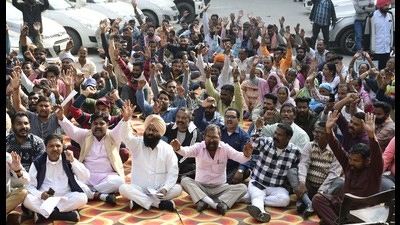 Contractual staffers of the Ludhiana MC accuse Punjab government of discrimination. (HT file) Contractual staffers of the Ludhiana MC accuse Punjab government of discrimination. (HT file)