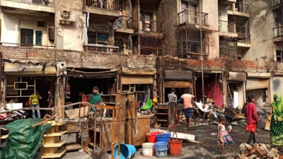 The security guard spotted a fire in a shop at 3:30 am (Shafaque Alam/HT) The security guard spotted a fire in a shop at 3:30 am (Shafaque Alam/HT)