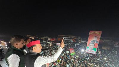 Akhilesh on rath at Sultanpur air strip on Purvanchal expressway at midnight (HT photo) Akhilesh on rath at Sultanpur air strip on Purvanchal expressway at midnight (HT photo)