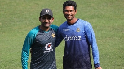 Captain Mahmdullah with Pakistan's Sarfaraz Ahmed (Twitter/@BCBTigers) Captain Mahmdullah with Pakistan's Sarfaraz Ahmed (Twitter/@BCBTigers)
