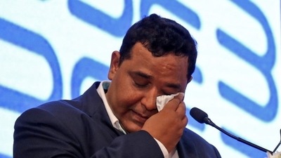 Paytm founder and CEO Vijay Shekhar Sharma breaks down while delivering a speech during his company's IPO listing ceremony at the Bombay Stock Exchange (BSE) in Mumbai, India. (Reuters)