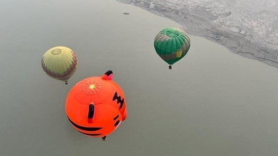 Hot air balloon festival of Kashi starts at Domari raj ghat in Varanasi on Wednesday. (HT Photo/Sudhir Kumar)