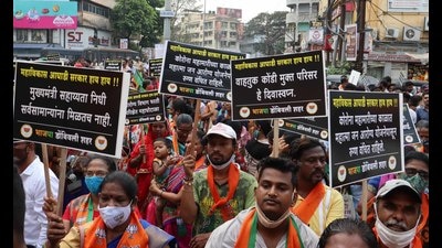 BJP party workers protest in Kalyan on Thursday against the lack of basic amenities in Kalyan and Dombivli. (RISHIKESH CHOUDHARY/HT PHOTO)