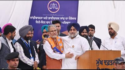 Sukhbir Badal was talking to the mediapersons after inducting Congress party’s intellectual cell’s former chairman Anish Sidana into the party fold at SAD headquarters in Chandigarh. He said if there was evidence against SAD leaders’ role in drug and sacrilege cases, why didn’t Congress government act all these years. Sukhbir Badal was talking to the mediapersons after inducting Congress party’s intellectual cell’s former chairman Anish Sidana into the party fold at SAD headquarters in Chandigarh. He said if there was evidence against SAD leaders’ role in drug and sacrilege cases, why didn’t Congress government act all these years.