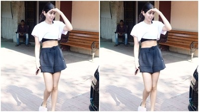 Khushi was clicked as she stepped out of her Pilates session in Khar. (HT Photos/Varinder Chawla)