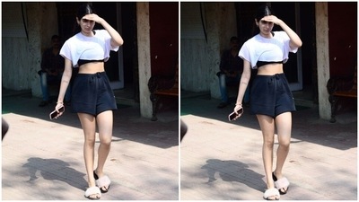Khushi wore her hair in a clean bun with a middle part. (HT Photos/Varinder Chawla)