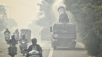 A truck mounted with an anti-smog sprinkles water to curb dust pollution at ITO in New Delhi, India on Tuesday. (HT photo) A truck mounted with an anti-smog sprinkles water to curb dust pollution at ITO in New Delhi, India on Tuesday. (HT photo)