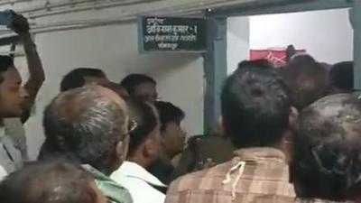 Jhanjharpur lawyers rushed into the chambers when they heard loud noises coming from the judge’s chambers. The Patna high court has taken cognisance of the complaint filed by judge Avinash Kumar (Twitte.) Jhanjharpur lawyers rushed into the chambers when they heard loud noises coming from the judge’s chambers. The Patna high court has taken cognisance of the complaint filed by judge Avinash Kumar (Twitte.)