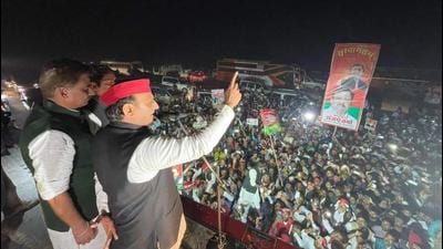 Samajwadi Party chief Akhilesh Yadav during his yatra on the Purvanchal Expressway in the early hours of Thursday. (SOURCED IMAGE) Samajwadi Party chief Akhilesh Yadav during his yatra on the Purvanchal Expressway in the early hours of Thursday. (SOURCED IMAGE)