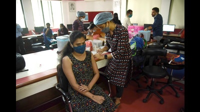 resident in Navi Mumbai gets vaccination against Covid. (BACHCHAN KUMAR/HT FILE PHOTO)