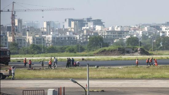With the runway re-carpeting work at the Lohegaon airport in Pune in its final stages, the airport authority is confident that 24-hour operations will resume at the airport from December 1. (Pratham Gokhale/HT Photo)