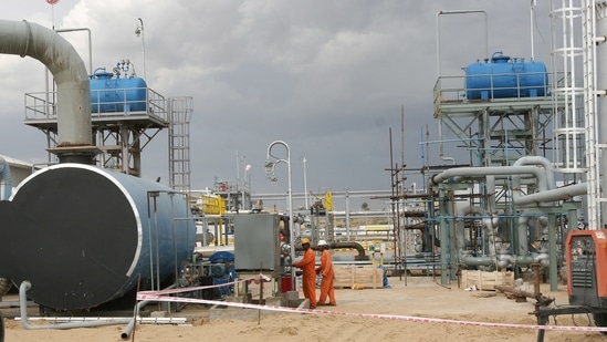 Cairn India employees work at a storage facility for crude oil at Mangala oil field at Barmer(HT File)